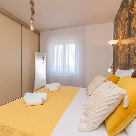 Villa Magnificent Mande With Pool, Vrana Lake