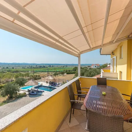 Magnificent Mande With Pool, Vrana Lake