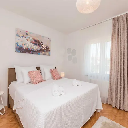 Villa Magnificent Mande With Pool, Vrana Lake Pakoštane