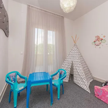 Magnificent Mande With Pool, Vrana Lake
