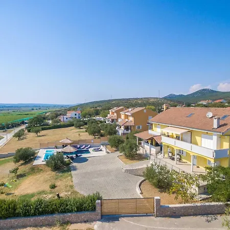 Villa Magnificent Mande With Pool, Vrana Lake *