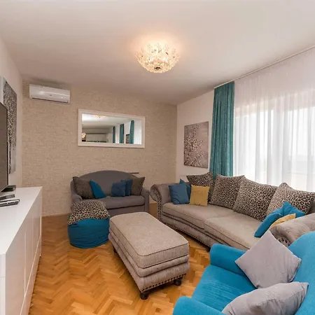 Magnificent Mande With Pool, Vrana Lake